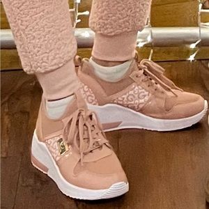 Super cute and comfy guess runners !